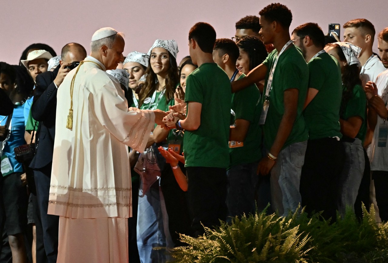 Papa Leão XIV conversa com jovens durante evento