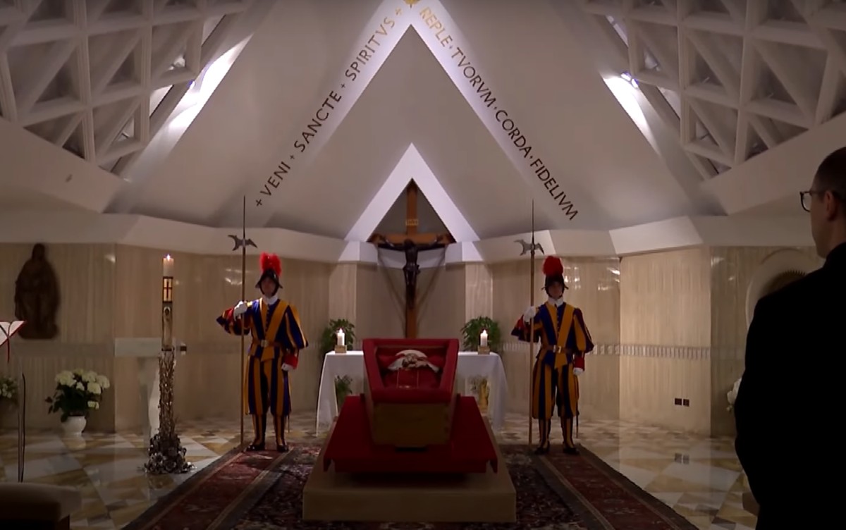 Papa Francisco pediu para ser velado em caixão simples