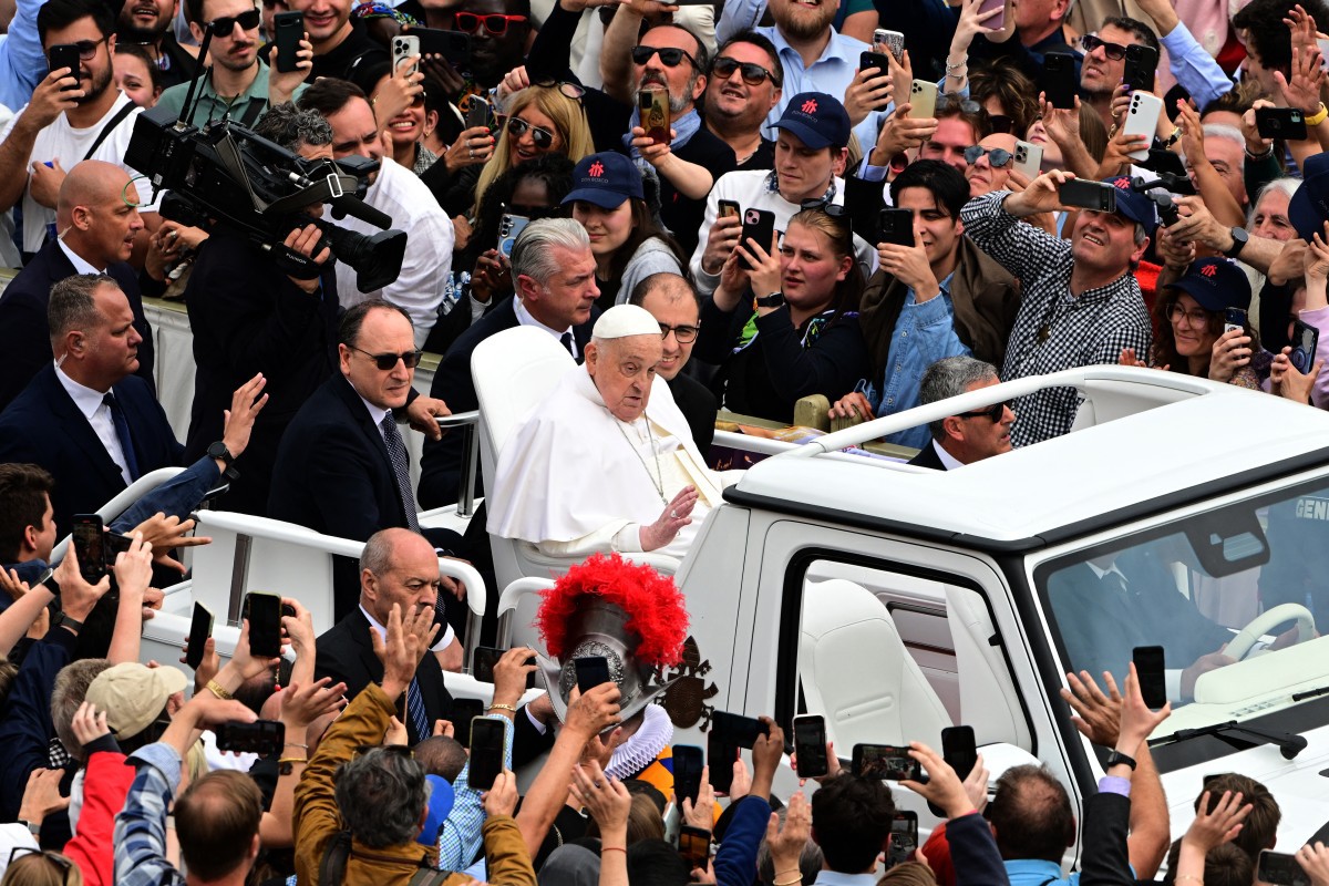 Papa Francisco em último encontro com a multidão no papamóvel