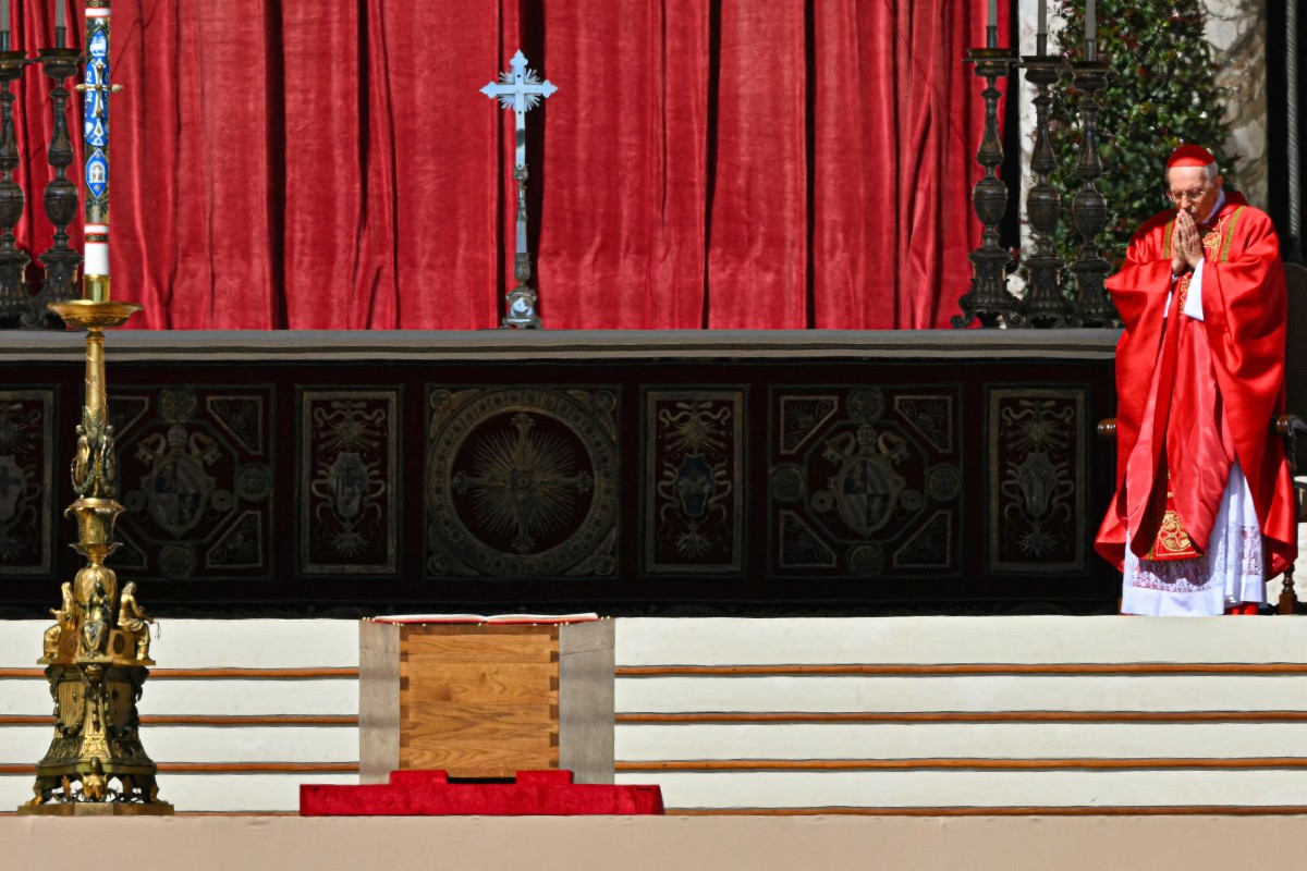 Cardeal Giovanni Battista Re no funeral do papa Francisco