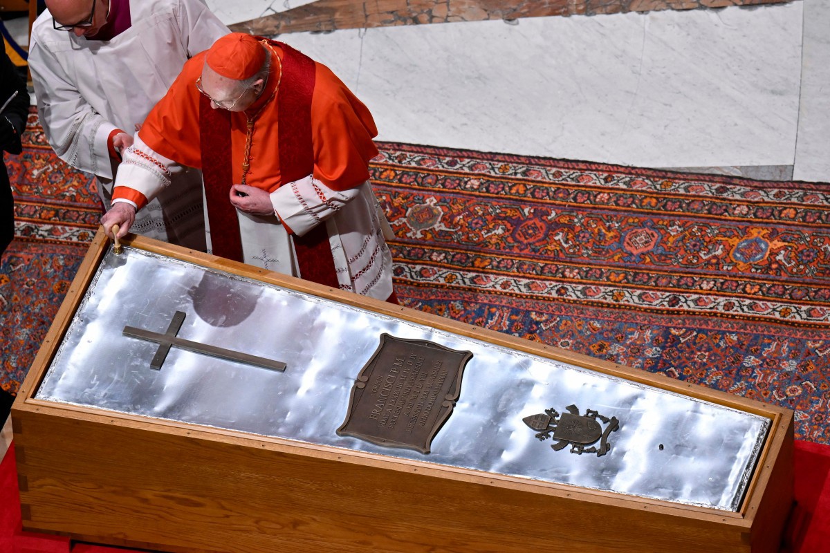 Caixão do papa Francisco tem revestimento de zinco