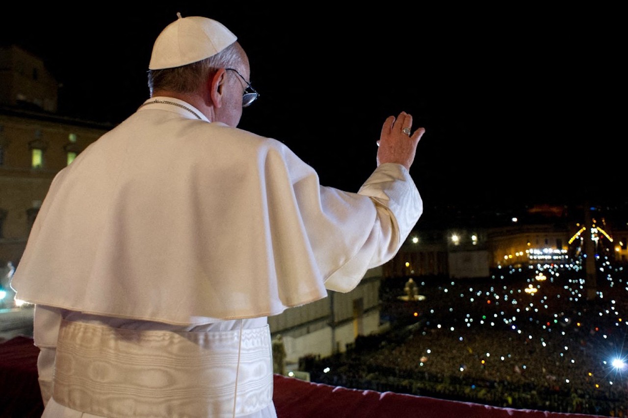 Papa Francisco saúda fiéis pouco depois de ser eleito papa, em 2013