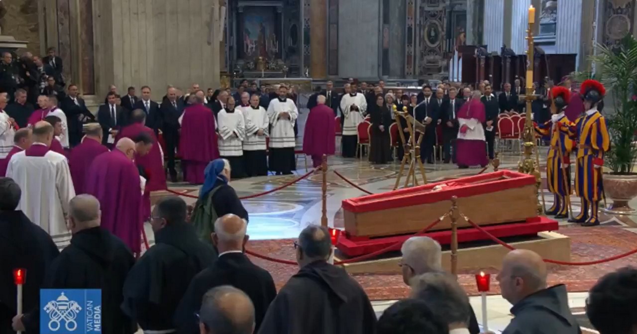 Freira chama atenção em velório do papa Francisco