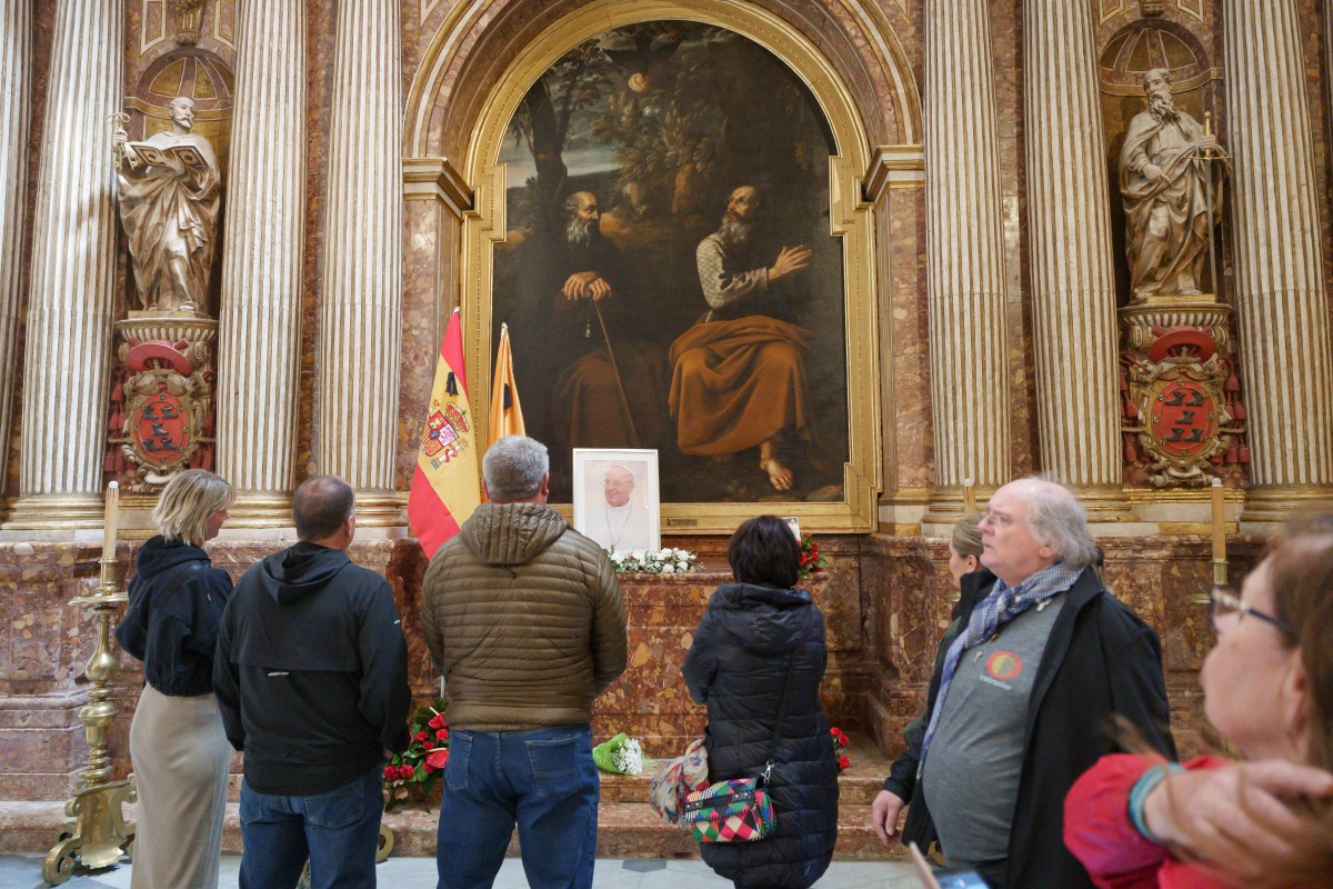 Fieis fazem orações em memória do papa Francisco na  Catedral de Burgos, norte da Espanha