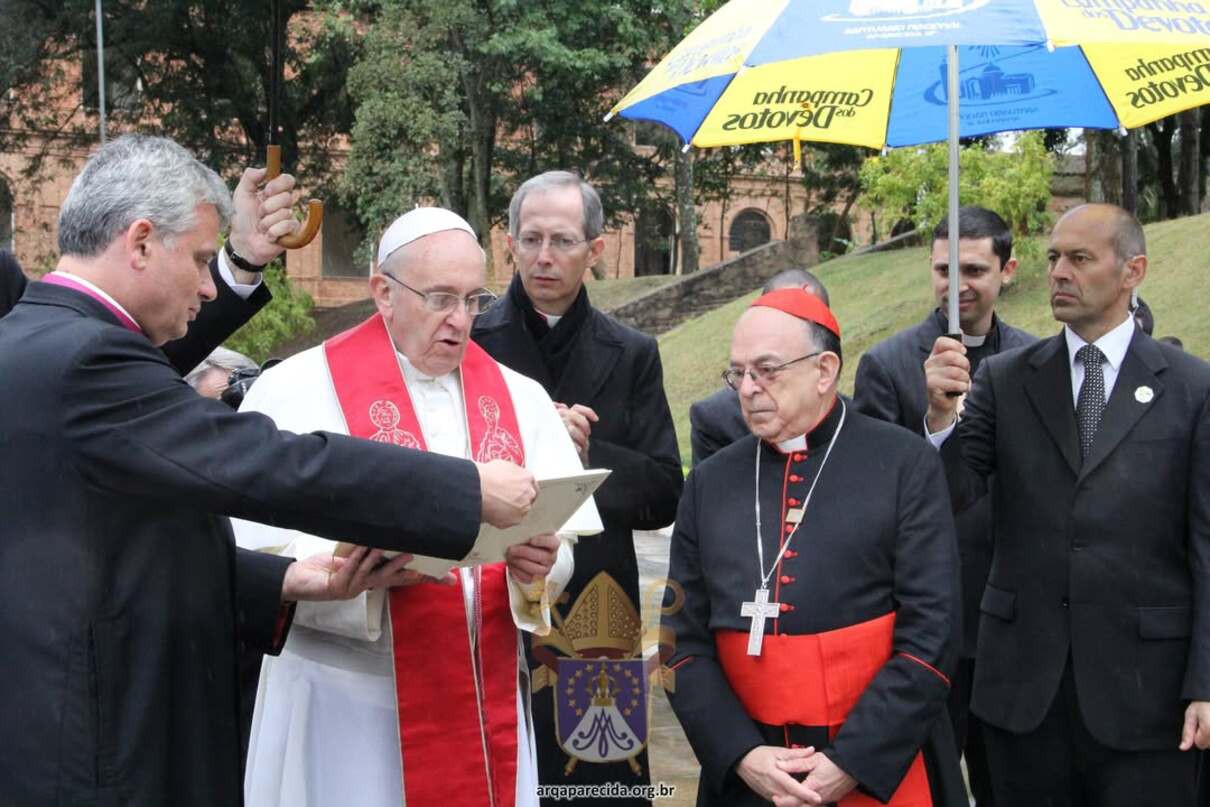 Papa Francisco e Dom Raymundo Damasceno, no seminário Bom Jesus, em 2013, quando o pontífice visitou o Brasil