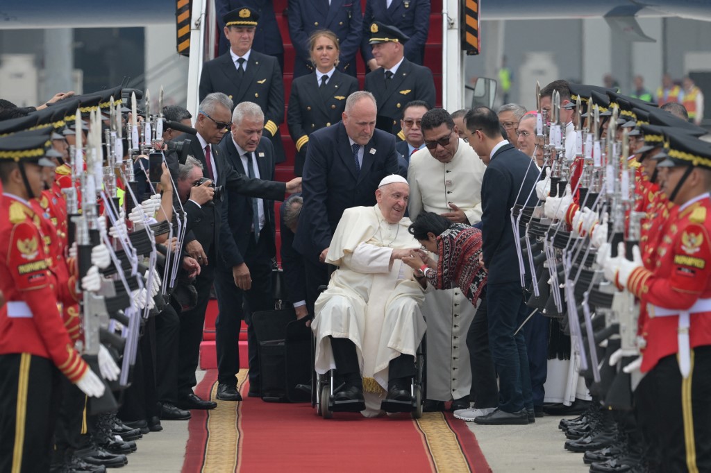 O Papa Francisco, em cadeira de rodas, é recebido no Aeroporto Internacional Soekarno-Hatt, em Jacarta
