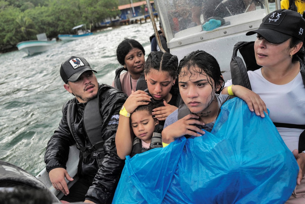 Migrantes venezuelanos são resgatados após travessia da fronteira colombiana (foto Mauricio Valenzuela/AFP)