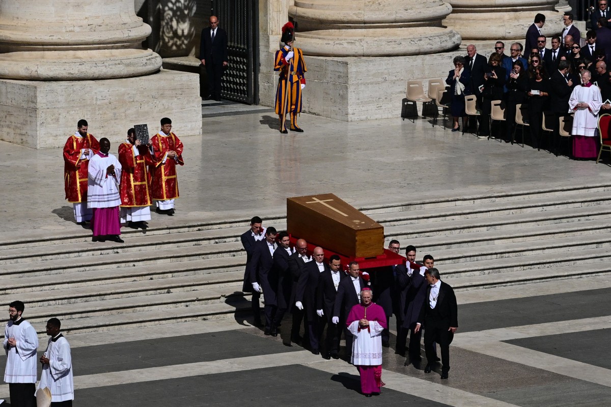 Caixão do papa Francisco é carregado até a praça de São Pedro