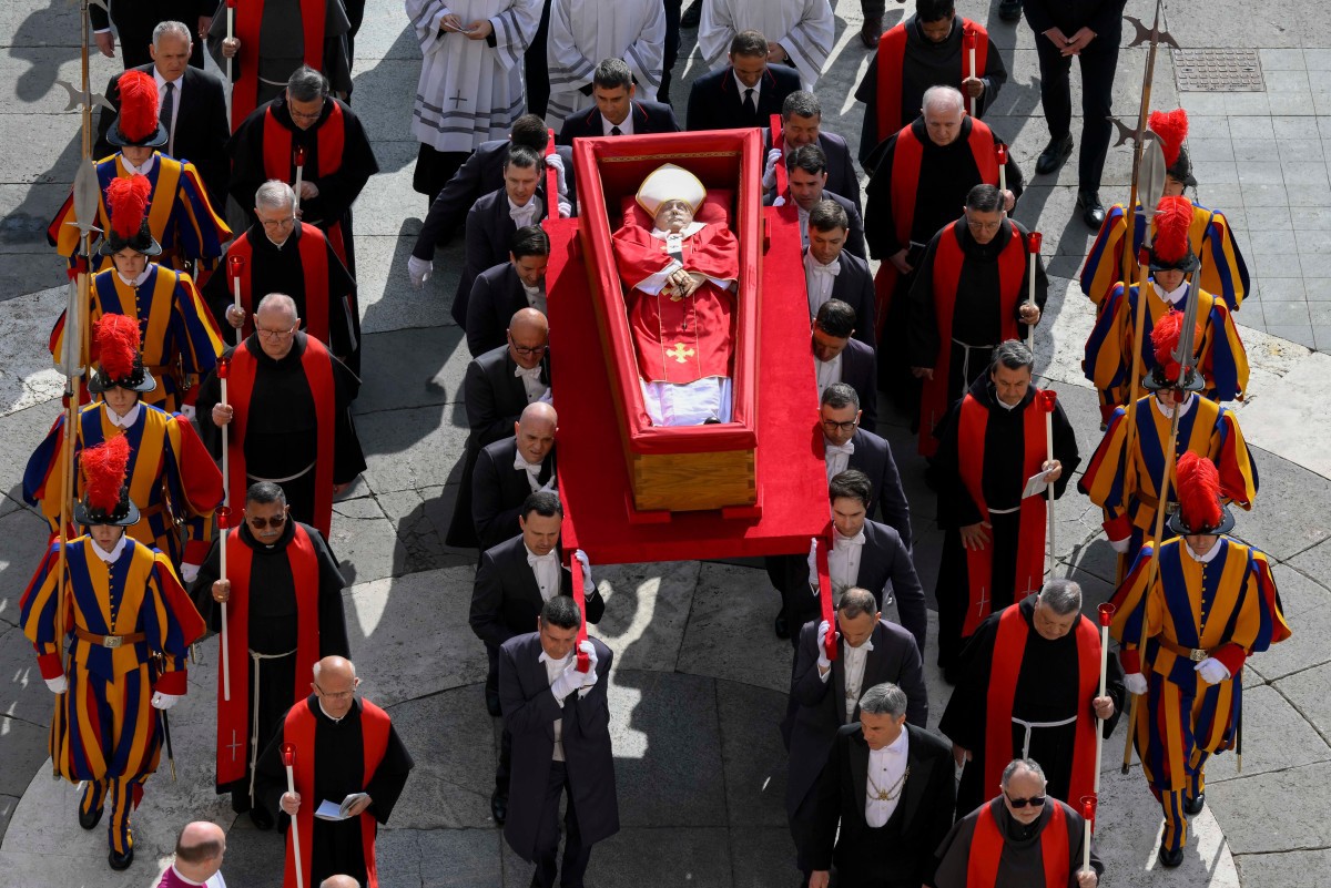 Procissão leva o caixão do papa Francisco da Casa Santa Marta à Basílica de São Pedro