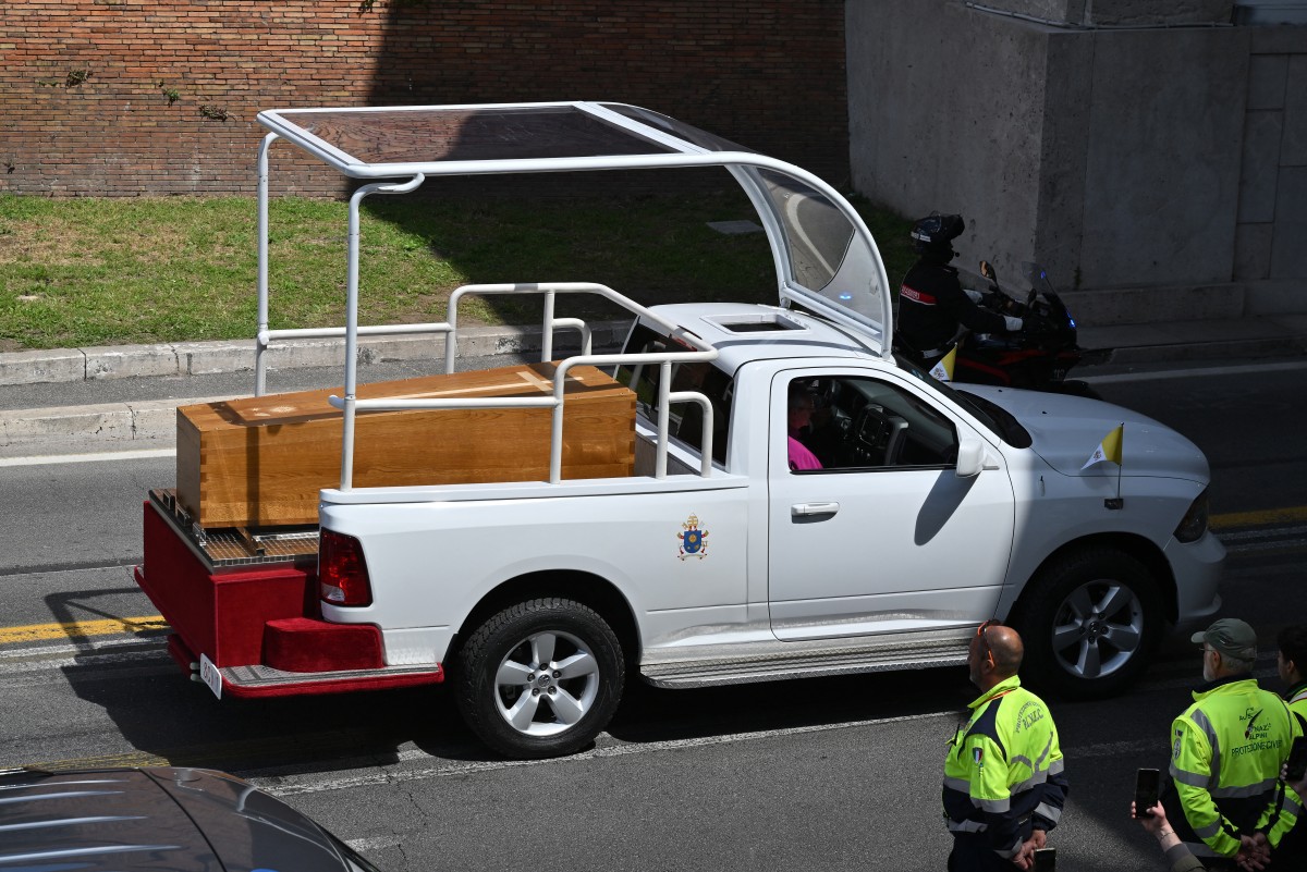 O papamóvel é uma Dodge Ram branca utilizada por Papa Francisco em visita ao México ainda em 2016