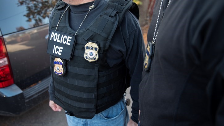 A polícia dos EUA prendeu vários brasileiros com antecedentes criminais em Boston e os deportou para o Brasil.