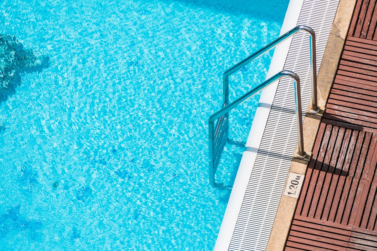 Crianças foram socorridas pela mãe adotiva e pela irmã mais velha após caírem na piscina, mas não resistiram