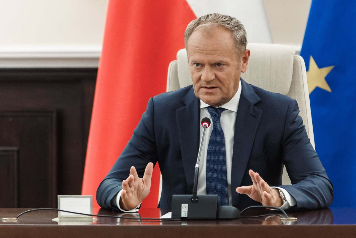 Primeiro-Ministro polonês, Donald Tusk, liderando uma reunião de emergência em Varsóvia após drones russos violarem o espaço aéreo polonês