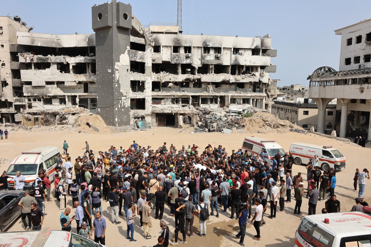 Enlutados carregam corpos de palestinos, incluindo jornalistas e um médico, mortos em um ataque israelense durante a noite