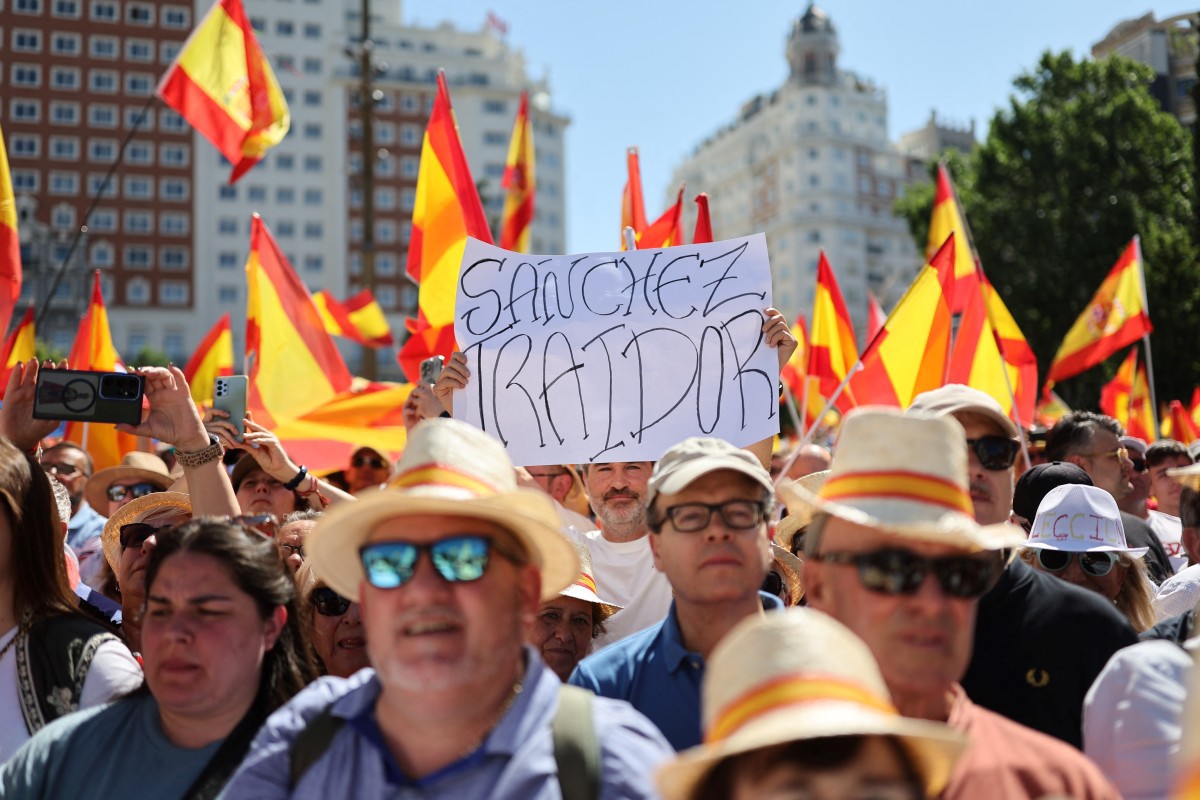 Manifestantes acusam Pedro Sánchez de corrupção e protestam nas ruas de Madri