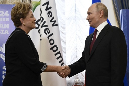 O presidente da Rússia, Vladimir Putin, com Dilma Rousseff, presidente do Novo Banco de Desenvolvimento e ex-presidente do Brasil