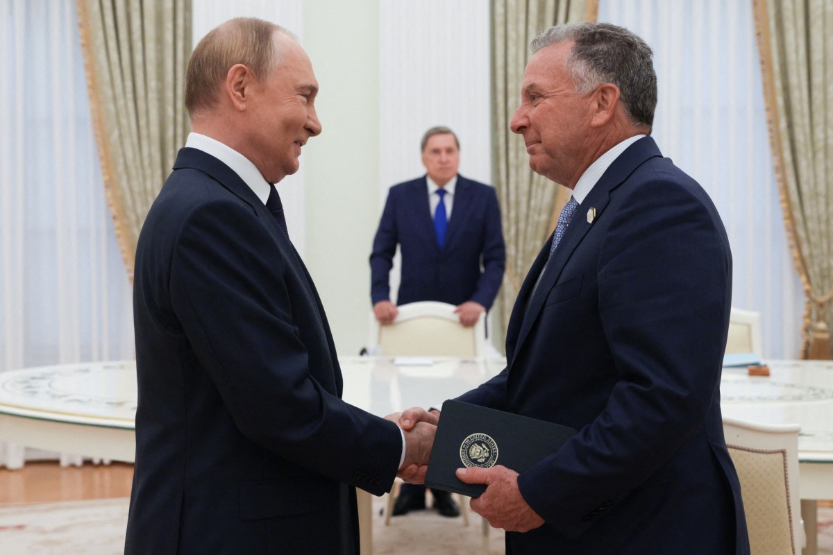 O residente da Rússia, Vladimir Putin, cumprimenta o Enviado Especial dos EUA, Steve Witkoff, antes de suas conversas em Moscou