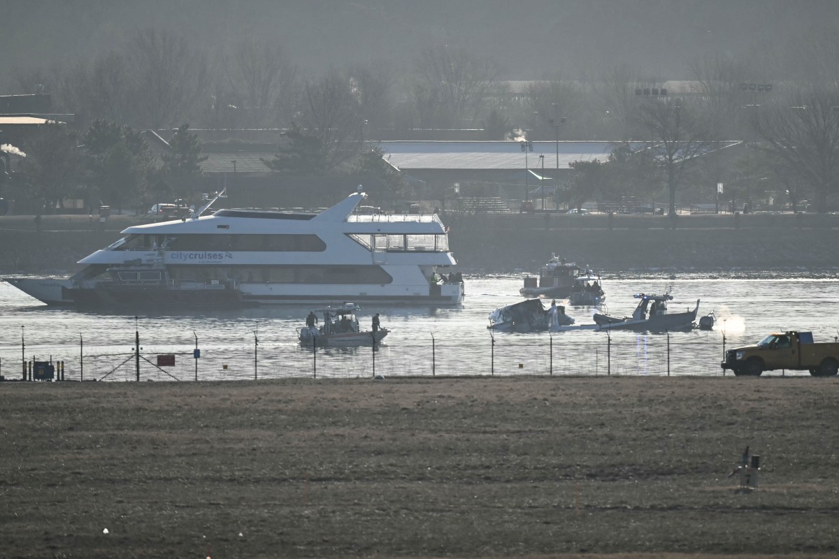 Unidades de resposta a emergências avaliam destroços de aviões no Rio Potomac, perto do Aeroporto Ronald Reagan em Washington