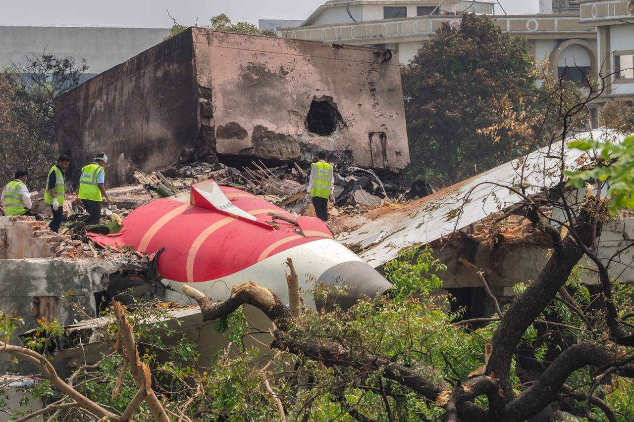 Destroços de avião que caiu na Índia. (SAM PANTHAKY/AFP)