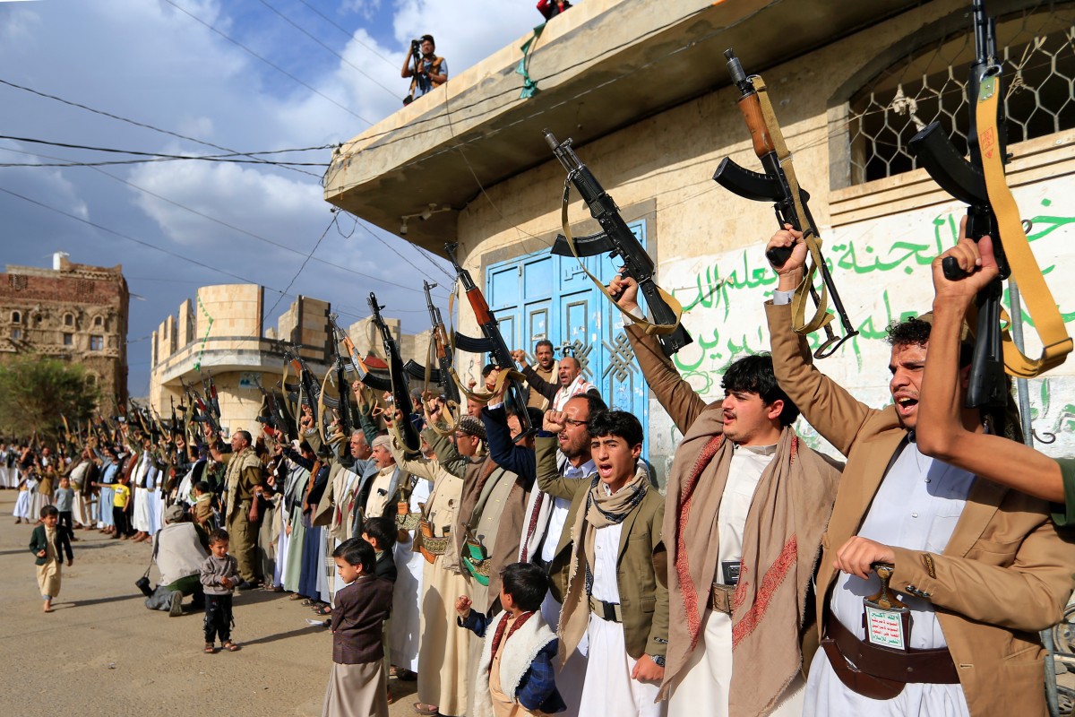 Rebeldes huthis demonstram apoio a Gaza exibindo armas em Sanaa, capital do Iêmen