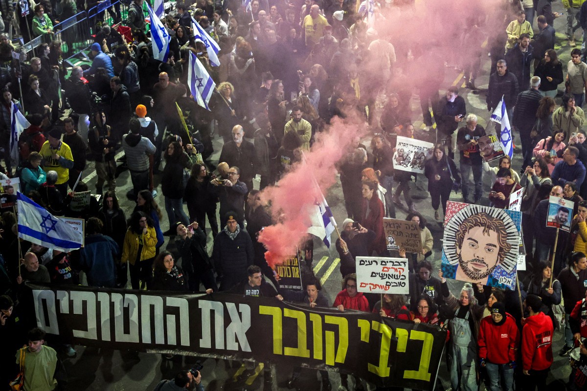 Manifestantes cobram do governo israelense uma ação para que reféns sejam libertados