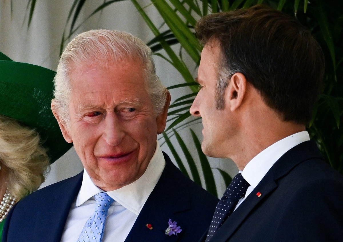 Rei Charles III se encontra com o presidente francês; olho vermelho chama a atenção