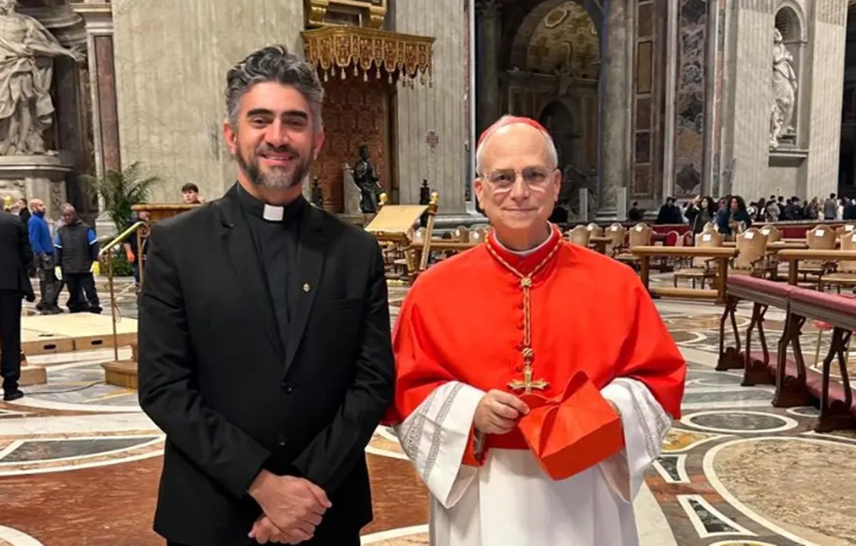 Padre Anderson Antônio Pedroso, reitor da PUC-Rio, e o papa Leão XIV