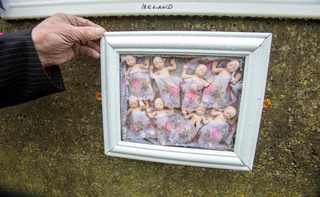 Walter Francis, sobrevivente do Bon Secours Mother and Baby Home, posa em um santuário em Tuam, condado de Galway, em 13 de janeiro de 2021, erguido em memória de até 800 crianças que teriam sido enterradas no local do antigo lar para mães solteiras administrado por freiras. Na quarta-feira, o primeiro-ministro irlandês, Micheal Martin, pediu desculpas formais pelo tratamento dado a mulheres solteiras e seus bebês em lares administrados pelo estado e pela igreja, onde milhares de crianças morreram ao longo de décadas
