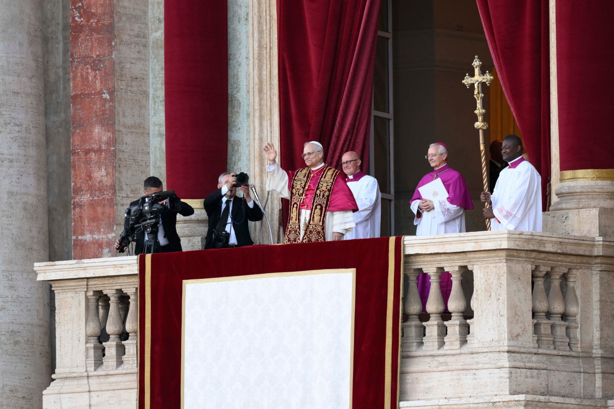 Esta foto, tirada e distribuída em 7 de maio de 2025 pela The Vatican Media, mostra o recém-eleito Papa Leão XIV, Robert Prevost, discursando para a multidão
