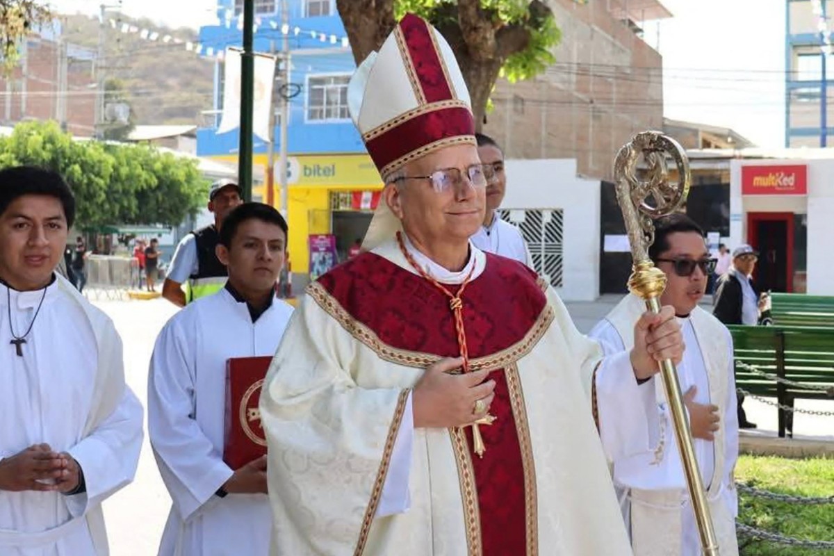 Robert Prevost durante visita a Chulucanas, no Peru, em 2024