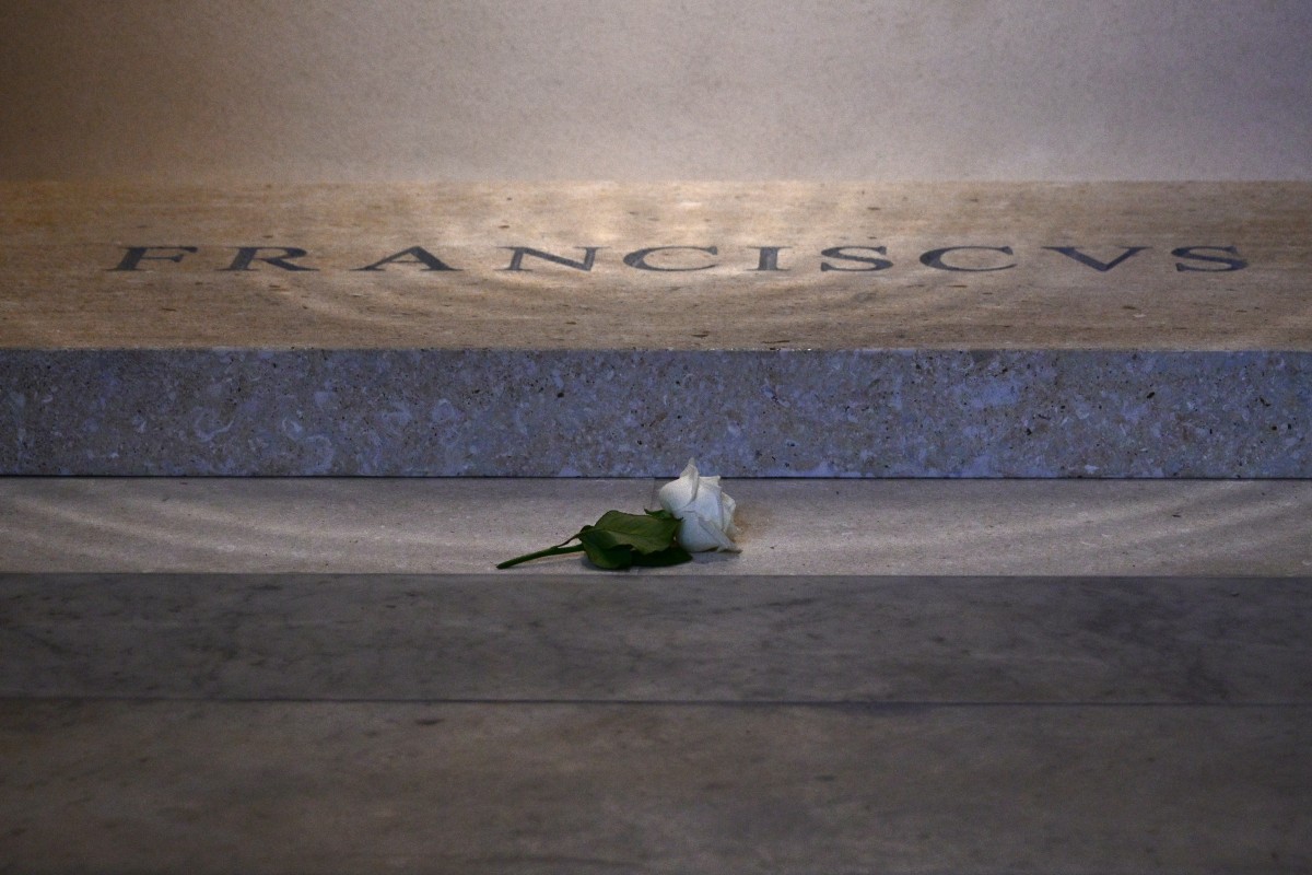 Uma rosa branca repousa sobre o túmulo do papa Francisco no primeiro dia de abertura ao público na Basílica de Santa Maria Maior, em Roma