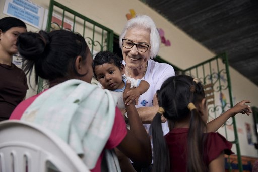 Rosita Milesi - ativista humanitária - com refugiados da Venezuela na Casa de Acolhida São José, em Pacaraima (RR)