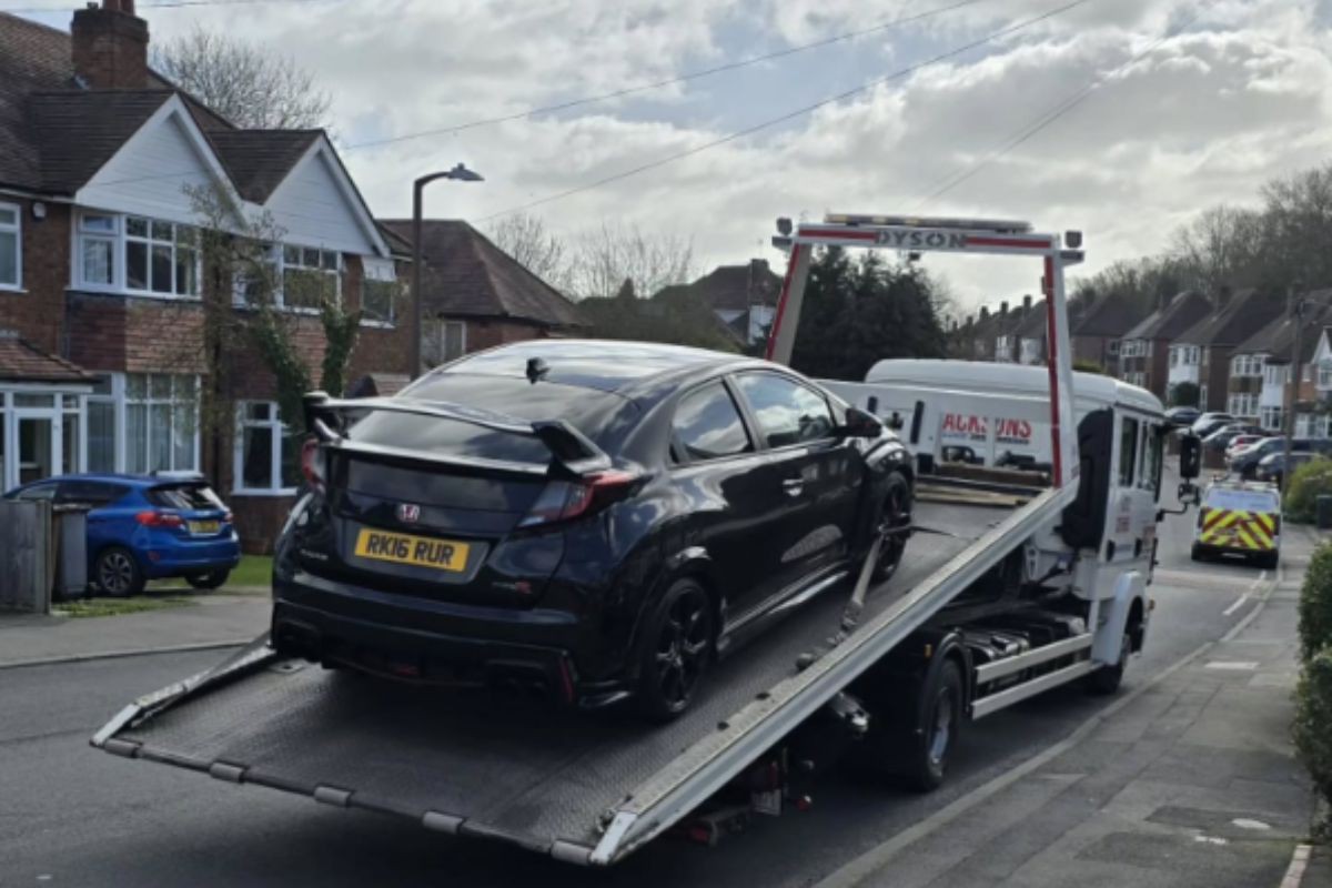 Carro roubado semanas antes é comprado novamente pelo dono na Inglaterra