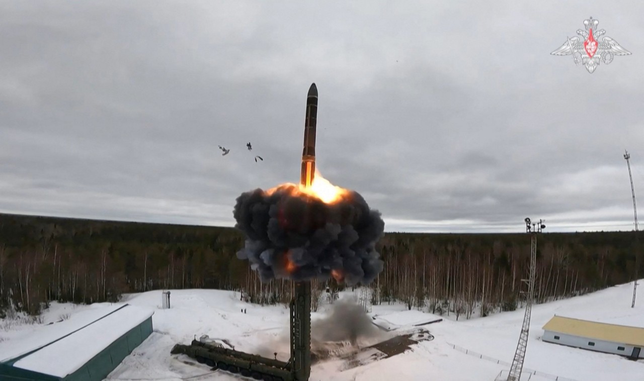 Imagens divulgadas pelo Ministério da Defesa da Rússia em 1º de março de 2024 mostram o disparo de teste de um ICBM pertencente às forças de dissuasão nuclear do país