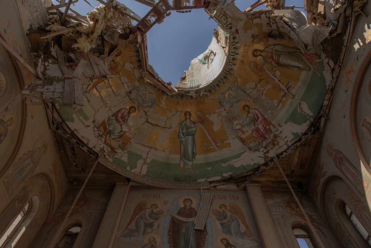 O interior de uma igreja gravemente danificada por bombardeios na Ucrânia, em 18 de abril de 2025, durante a invasão russa.