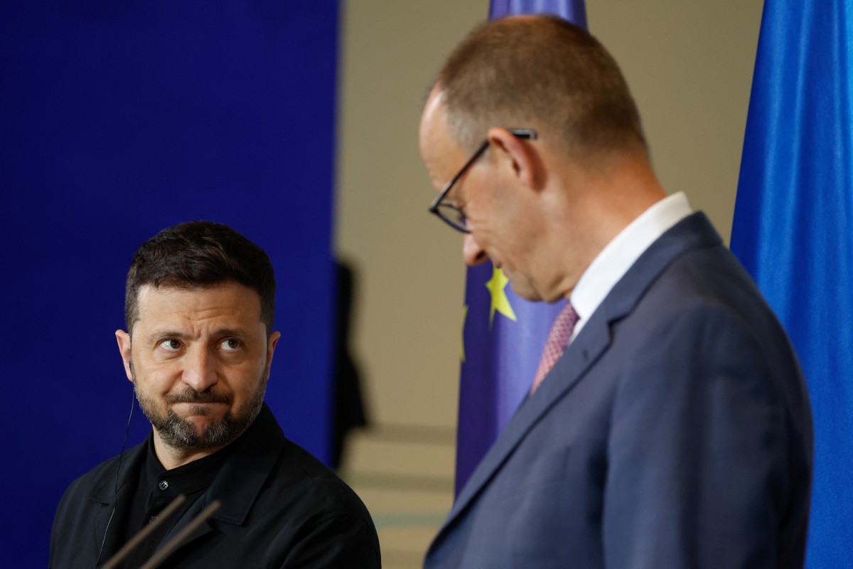 O chanceler alemão Friedrich Merz e o presidente ucraniano Volodymyr Zelensky dão uma entrevista coletiva nesta quinta-feira