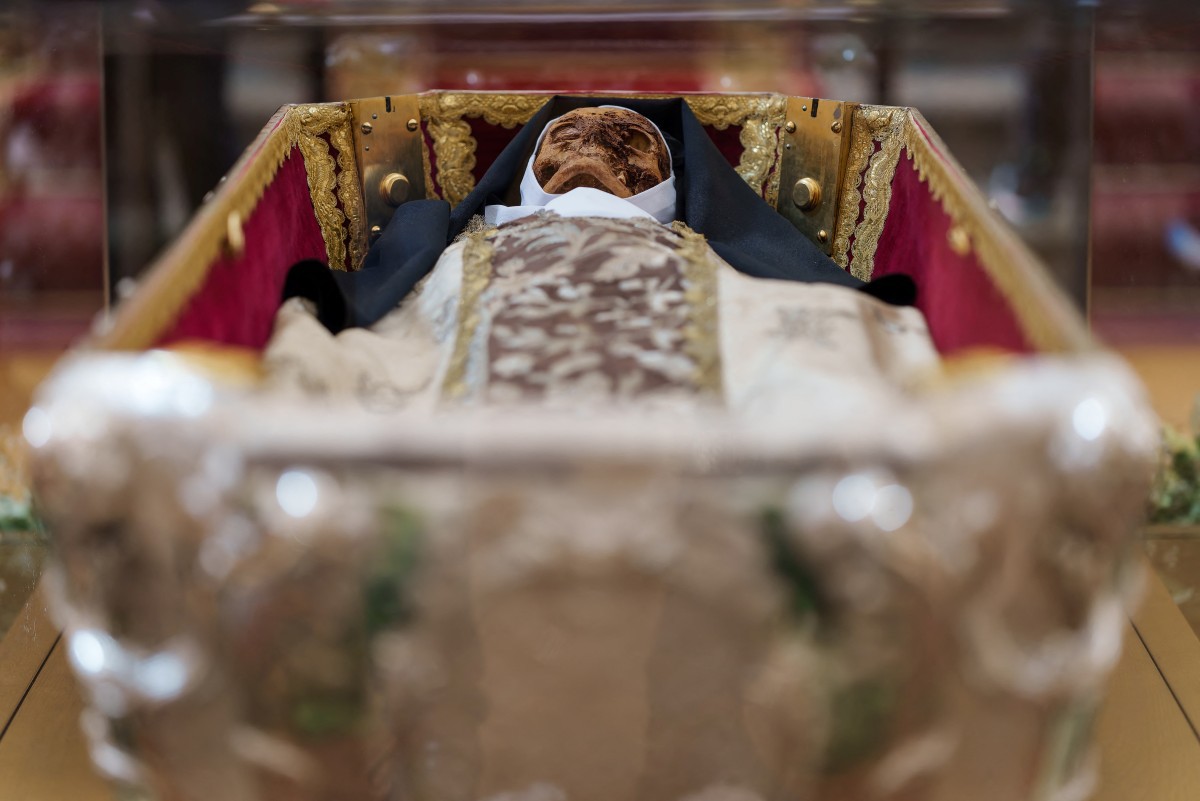 Corpo é exibido em basílica, na Espanha 