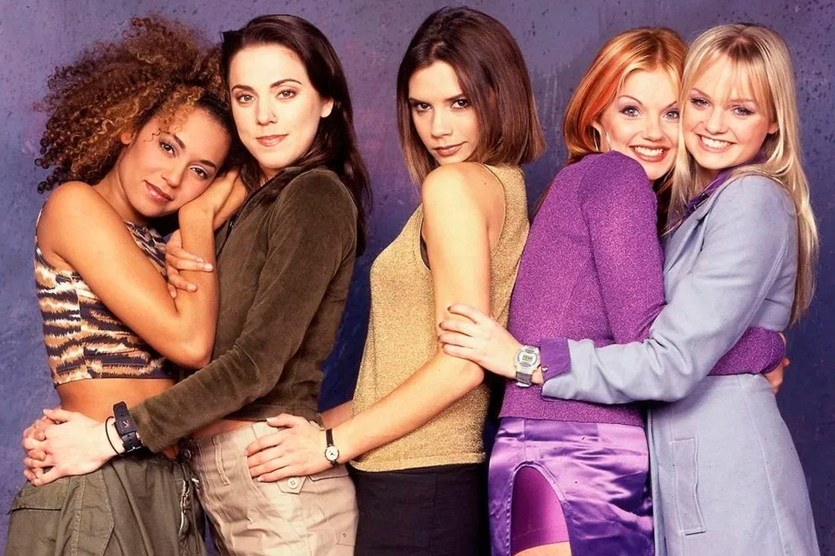 Mel B, Mel C, Victoria Beckham, Geri e Emma na formação do grupo Spice Girls