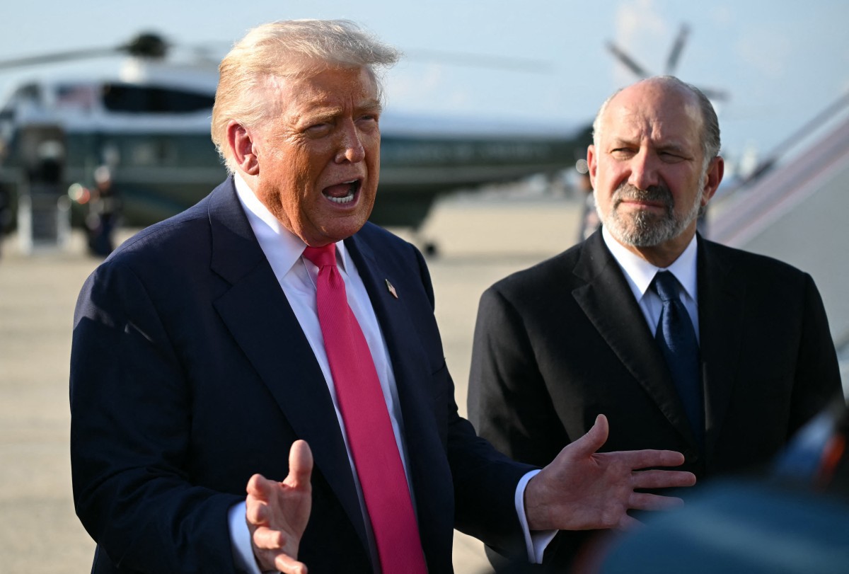 O secretário do Comércio dos EUA, Howard Lutnick, ao lado de Trump 