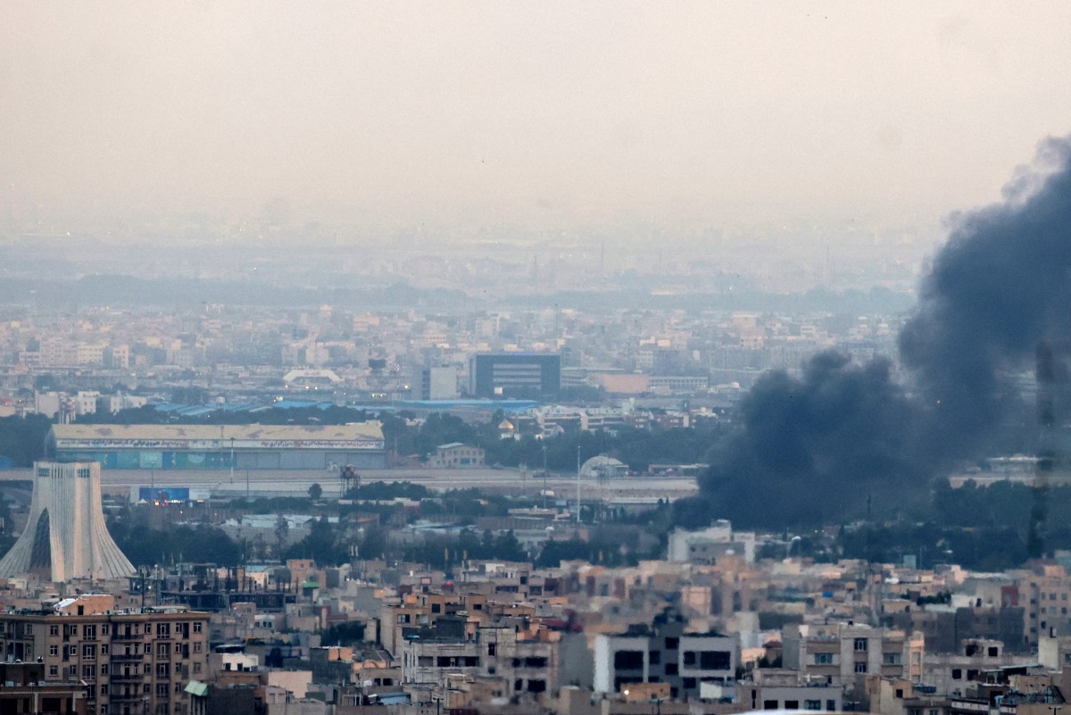 Fumaça toma conta de Teerã nesta segunda-feira após ataques de Israel