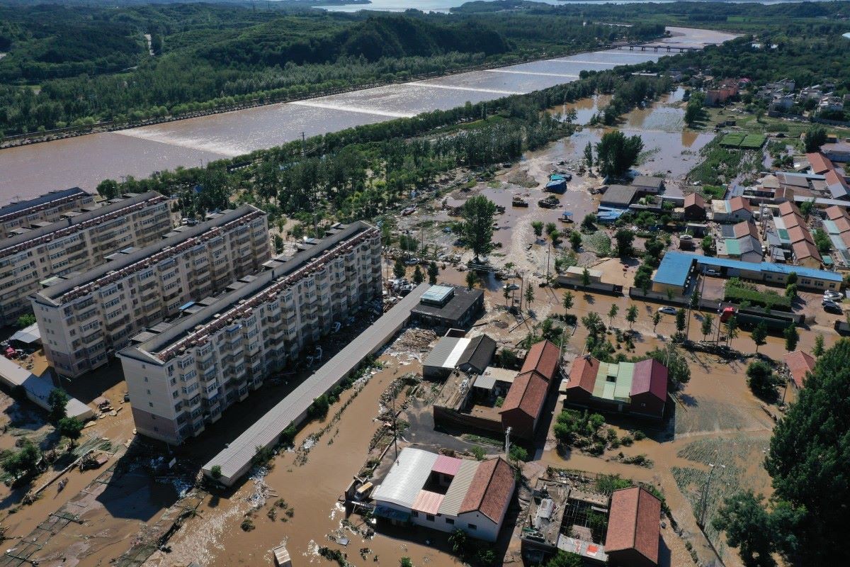 Esta foto aérea mostra uma área inundada no distrito de Miyun, no norte de Pequim, em 29 de julho de 2025