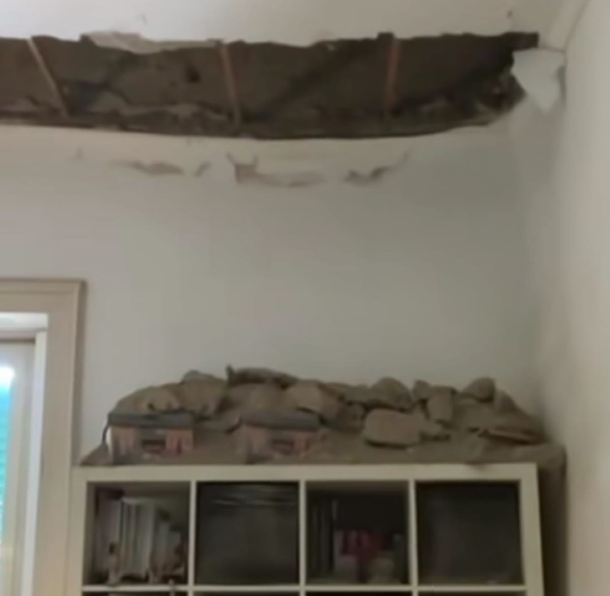 Parte do teto de um imóvel em Nápoles caiu após terremoto