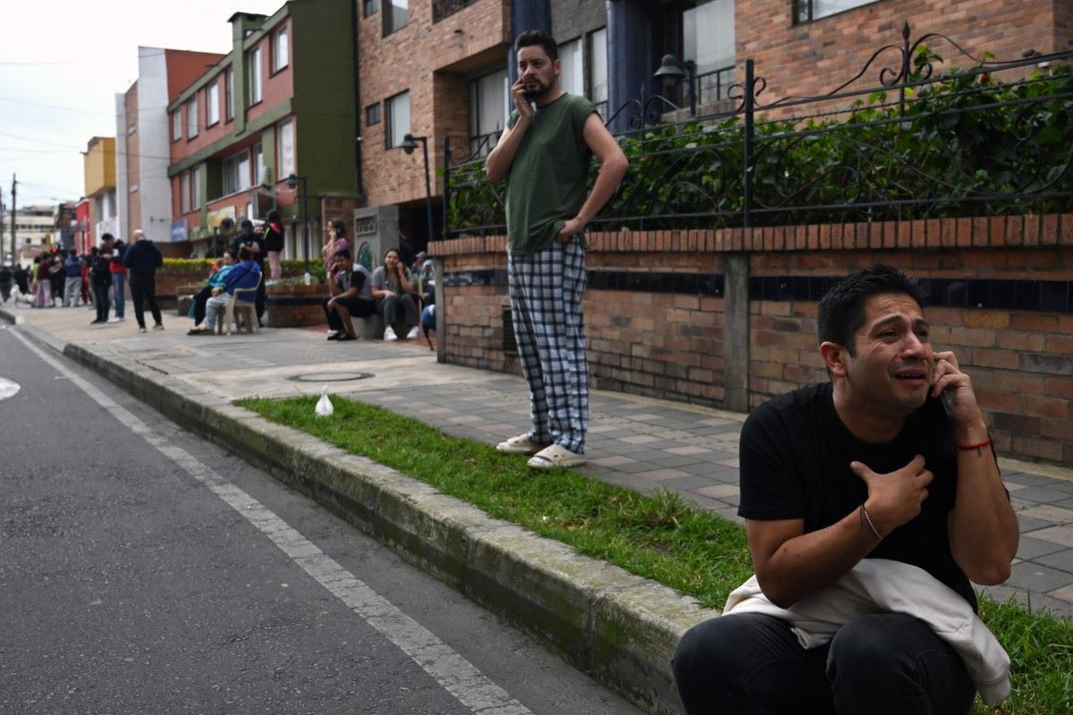 Durante o terremoto, pessoas saíram às ruas de Bogotá