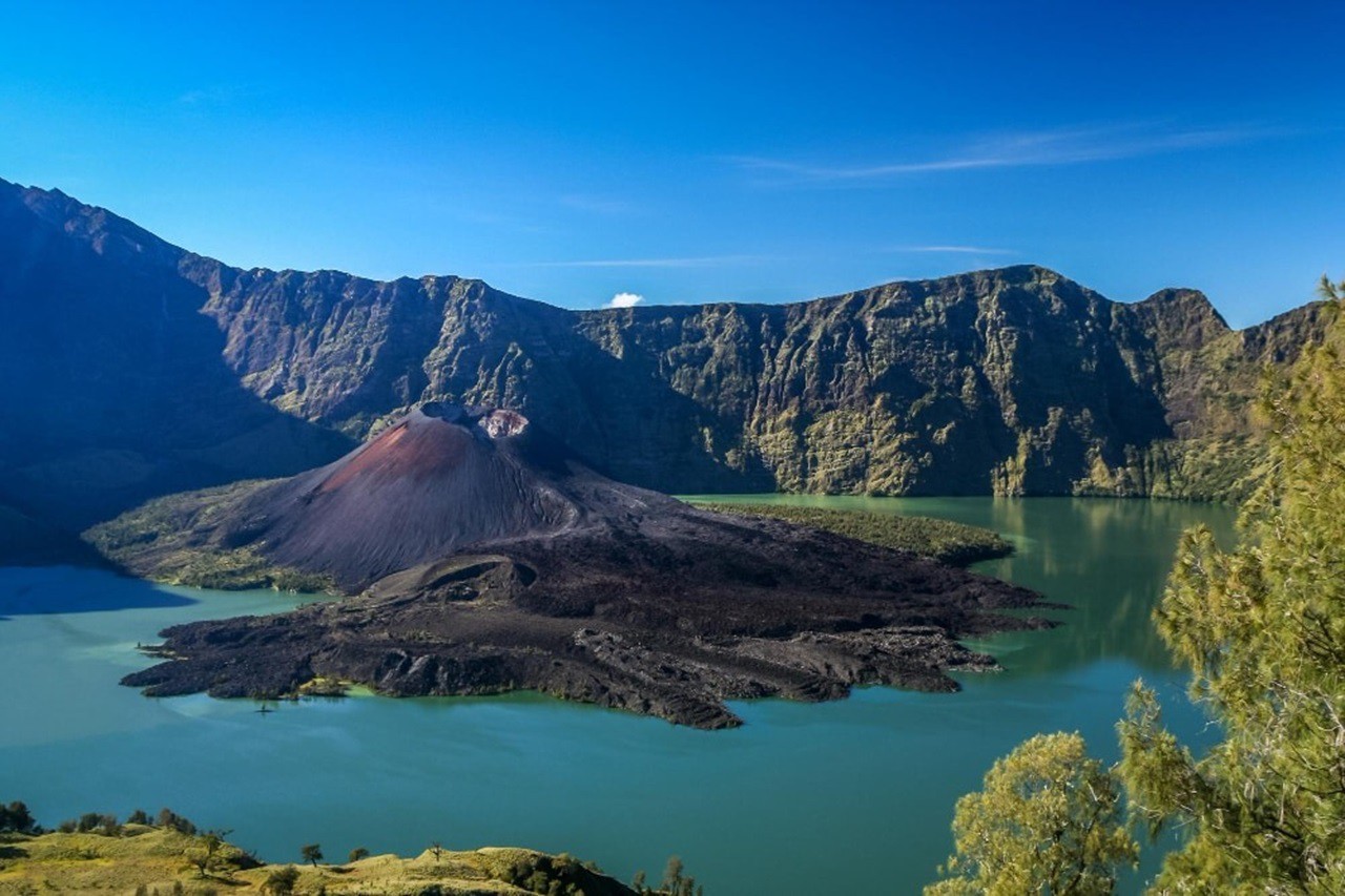 Trilha do vulcão Rinjani, onde brasileira caiu na Indonésia