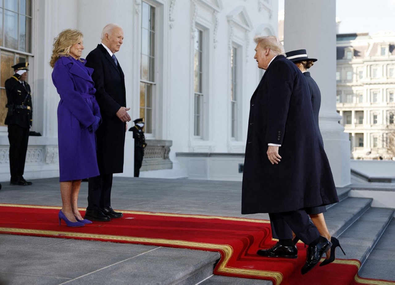 Momento em que Trump é recebido pelo casal Biden