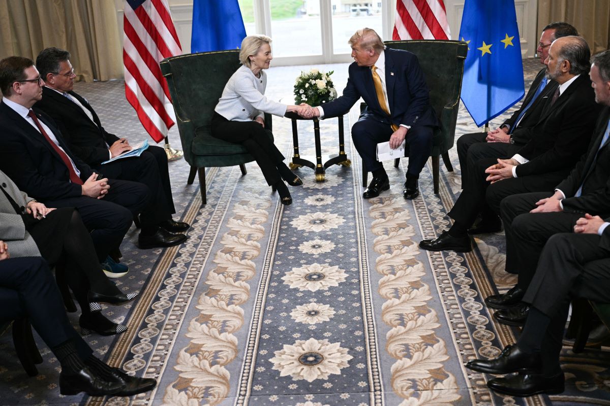 Donald Trump e a presidente da Comissão Europeia, Ursula Ursula von der Leyen, fecham acordo para redução das tarifas de exportação da UE