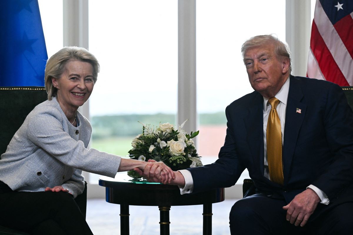 Presidente Donald Trump firma acordo com a presidente da Comissão Europeia Ursula von der Leyen 