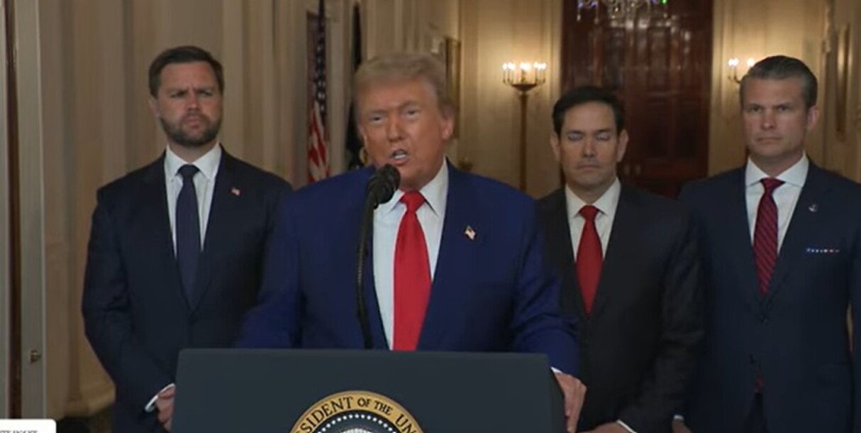 JD Vance, vice-presidente dos EUA, Donald Trump, presidente dos EUA, Marco Rubio, secretário de Estado, e Pete Begseth, secretário de Defesa, durante pronunciamento presidencial sobre ataque ao Irã no sábado, 21.6