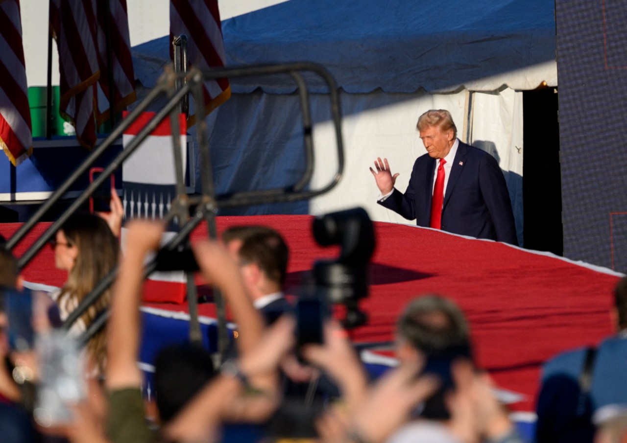 
Muitos simpatizantes de Trump vestiam camisas adornadas com símbolos da tentativa de assassinato, e alguns usavam "curativos" nas orelhas que lembravam a bandagem usada pelo magnata após o atentado a tiros