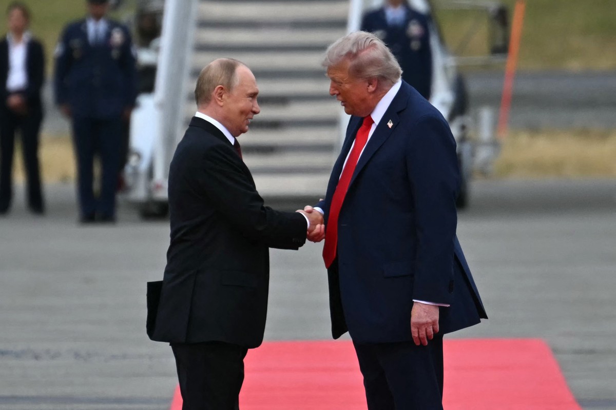 Um avião transportando o presidente russo Vladimir Putin chega à Base Conjunta Elmendorf Richardson em 15 de agosto de 2025 em Anchorage, Alasca